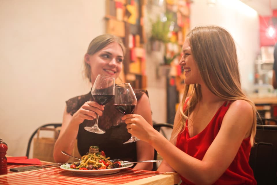 Amigas brindando durante una experiencia gastronómica